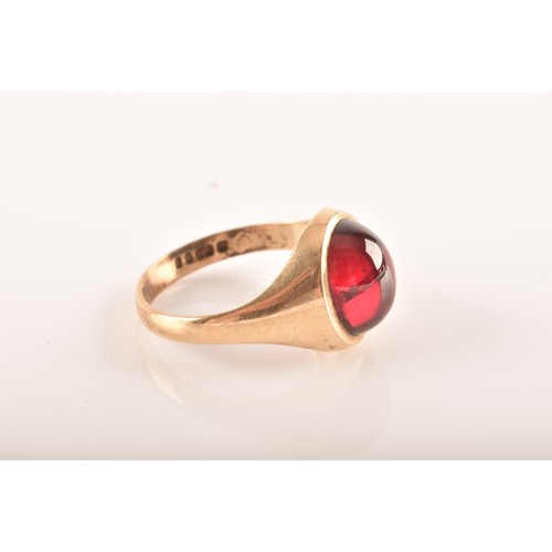 40 - A small group of gold rings, to include a 9ct yellow gold cabochon garnet ring, size T, a 9ct yellow... 