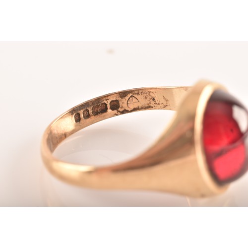 40 - A small group of gold rings, to include a 9ct yellow gold cabochon garnet ring, size T, a 9ct yellow... 