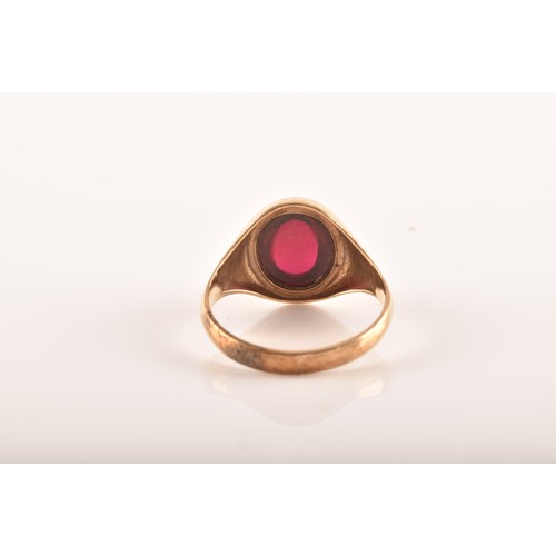 40 - A small group of gold rings, to include a 9ct yellow gold cabochon garnet ring, size T, a 9ct yellow... 