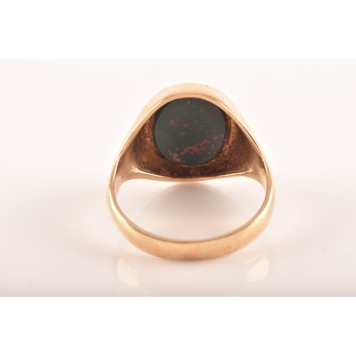 40 - A small group of gold rings, to include a 9ct yellow gold cabochon garnet ring, size T, a 9ct yellow... 