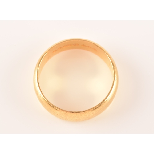 17 - A 22ct yellow gold wedding band ring, of smooth design, hallmarked 916 to interior, size M.