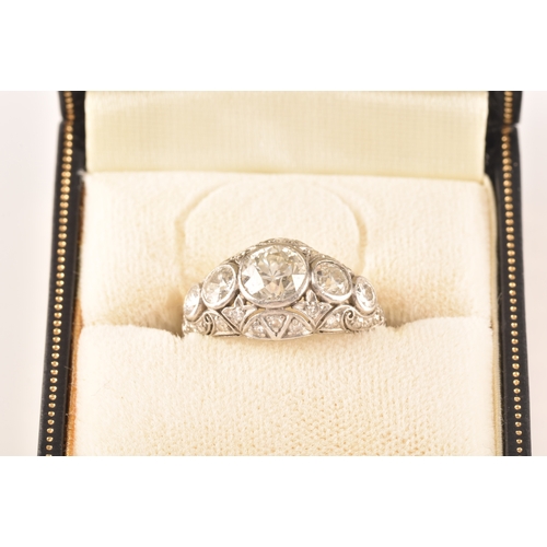 19 - An early to mid 20th century platinum and diamond ring, collet-set with five graduated diamonds, pie... 