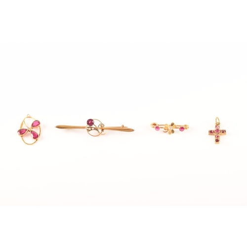 69 - A yellow metal and red stone clover bar brooch, set with two stones, unmarked, 1.7 cm long, together... 