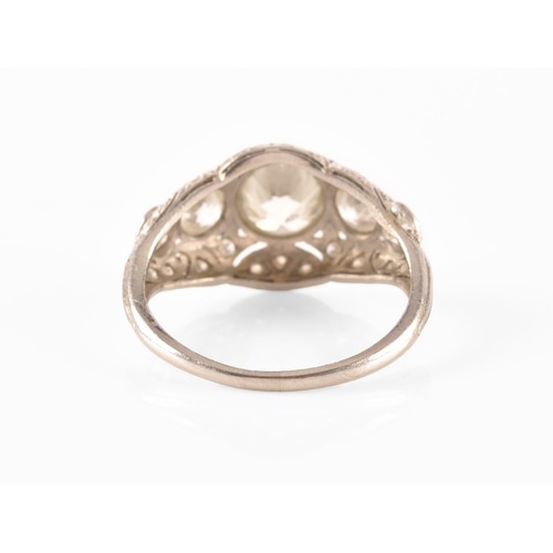 19 - An early to mid 20th century platinum and diamond ring, collet-set with five graduated diamonds, pie... 