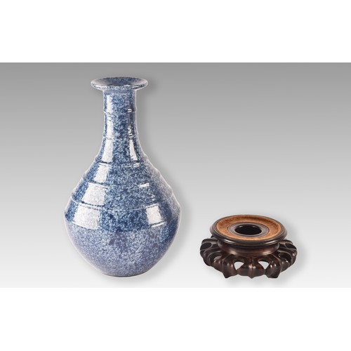 2 - A Chinese Qing Dynasty Imperial Snowflake-blue vase (清雍正 御窑青金石釉弦紋瓶), the banded body with speckled b... 