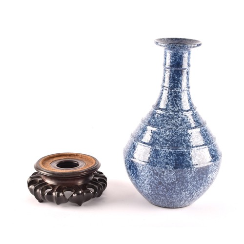 2 - A Chinese Qing Dynasty Imperial Snowflake-blue vase (清雍正 御窑青金石釉弦紋瓶), the banded body with speckled b... 