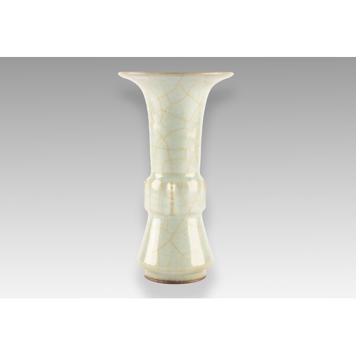 6 - A Chinese celedon crackle glaze porcelain cylindrical vase, 23 cm.