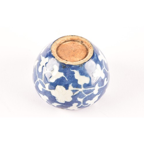 31 - A Chinese blue and white small vase, 6 x 9 cm.