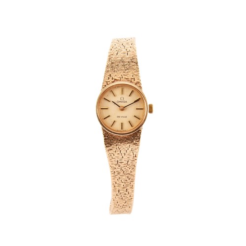 168 - A ladies Omega De Ville 9ct gold mechanical wristwatch, the silvered dial with baton indices, with i... 