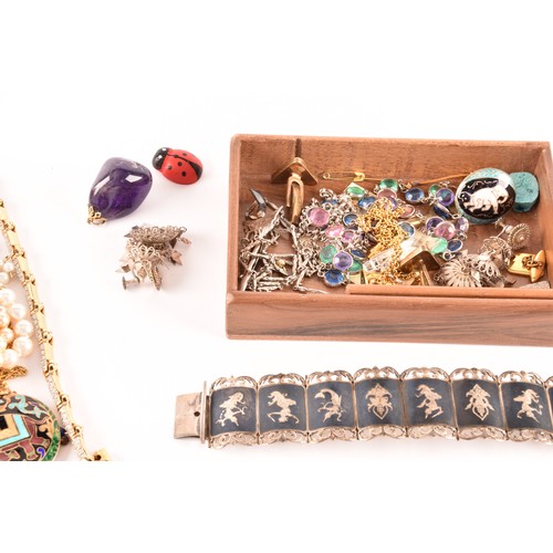 109 - A collection of jewellery to include an late 19th century yellow and rose gold bar brooch featuring ... 