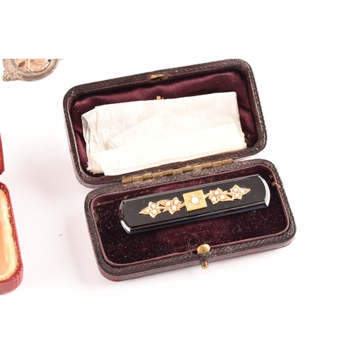 109 - A collection of jewellery to include an late 19th century yellow and rose gold bar brooch featuring ... 