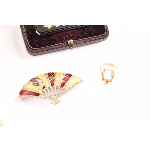 109 - A collection of jewellery to include an late 19th century yellow and rose gold bar brooch featuring ... 