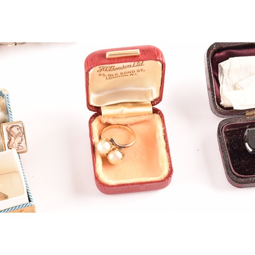 109 - A collection of jewellery to include an late 19th century yellow and rose gold bar brooch featuring ... 