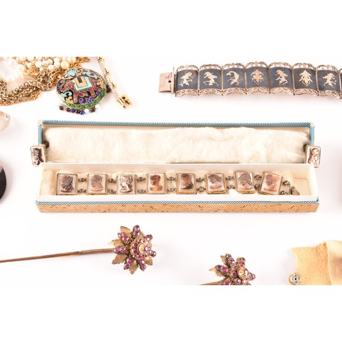 109 - A collection of jewellery to include an late 19th century yellow and rose gold bar brooch featuring ... 