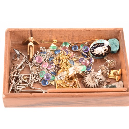 109 - A collection of jewellery to include an late 19th century yellow and rose gold bar brooch featuring ... 