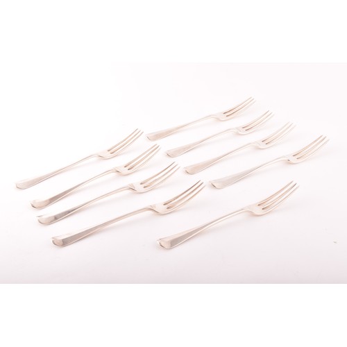 218 - Nine silver cake forks of various dates and maker's, crest engraved, 19.5cm, 19.6 ozt / 612 grams.Pr... 