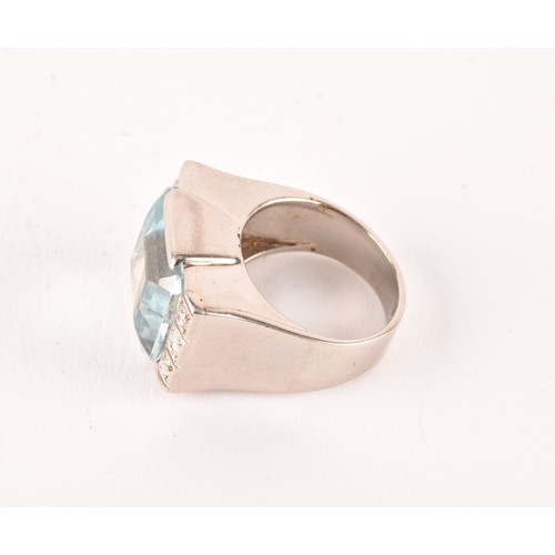 141 - A white gold, diamond, and aquamarine cocktail ring, in teh Art Deco style, set east to west with a ... 