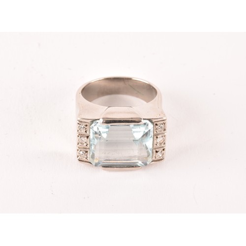 141 - A white gold, diamond, and aquamarine cocktail ring, in teh Art Deco style, set east to west with a ... 