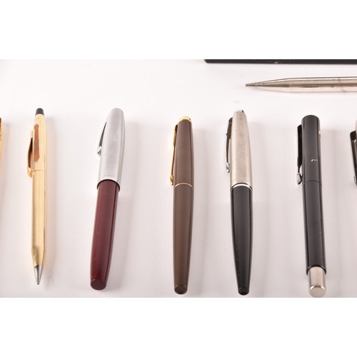 165 - A collection of vintage fountain and ballpoint pens, including Parketr, Sheaffer and others. (28)