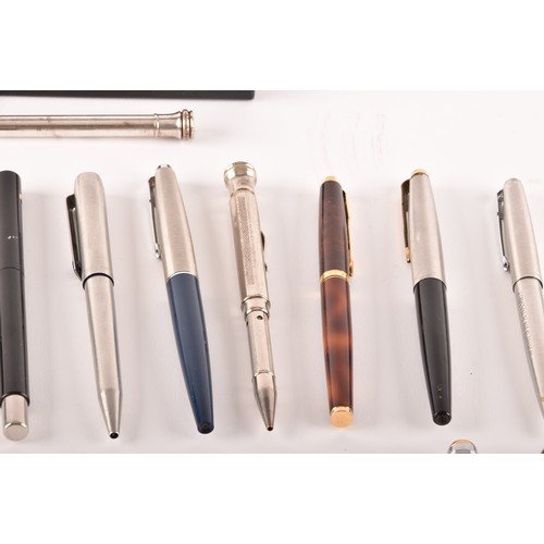 165 - A collection of vintage fountain and ballpoint pens, including Parketr, Sheaffer and others. (28)