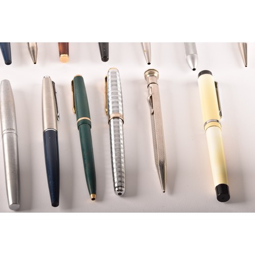 165 - A collection of vintage fountain and ballpoint pens, including Parketr, Sheaffer and others. (28)