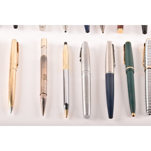 165 - A collection of vintage fountain and ballpoint pens, including Parketr, Sheaffer and others. (28)