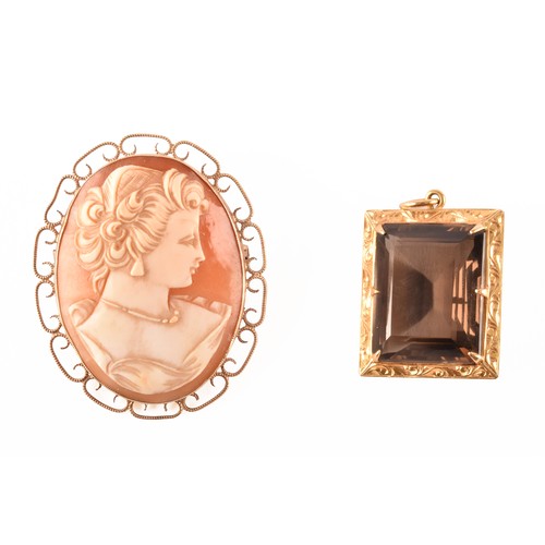 159 - A 9ct yellow gold mounted cameo brooch, depicting a finely dressed lady, within an openwork millegra... 