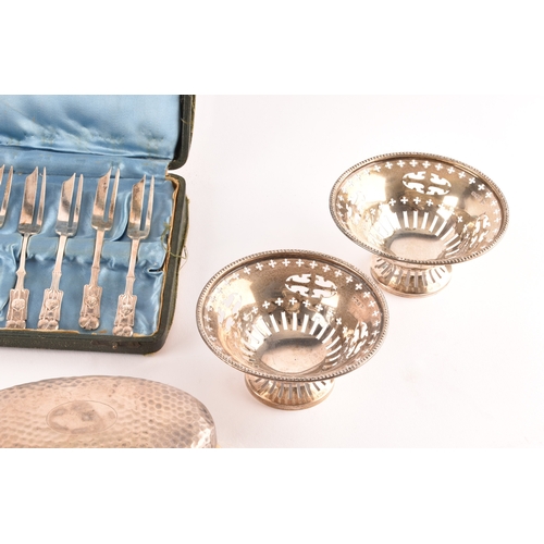 116 - A group of assorted silver items including a pair of baskets with hallmarks for London 1914, a pair ... 