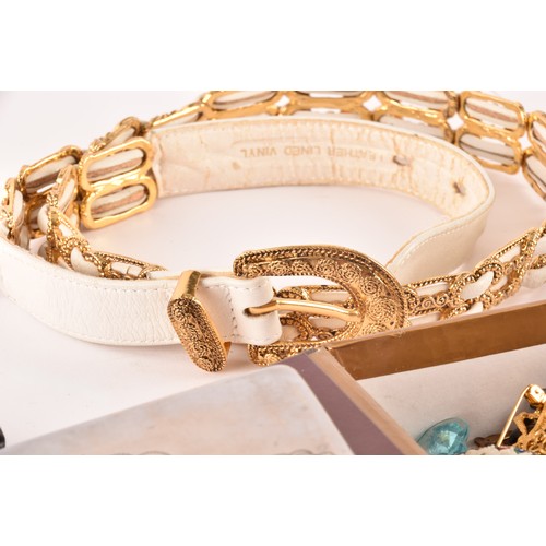 19 - A 15ct yellow gold chain, together with a sundry of costume jewellery and objet d'art, including bea... 