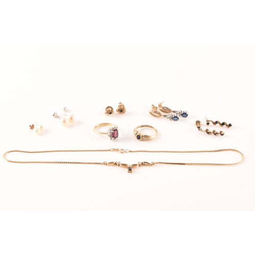 25 - A group of assorted jewellery to include a pair of 9ct yellow gold and sapphire studs, a pair of 9ct... 