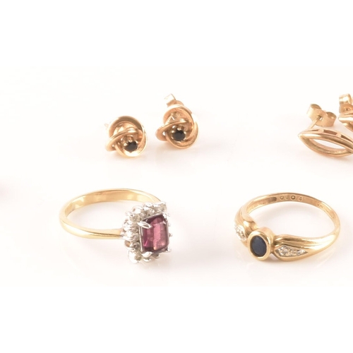 25 - A group of assorted jewellery to include a pair of 9ct yellow gold and sapphire studs, a pair of 9ct... 