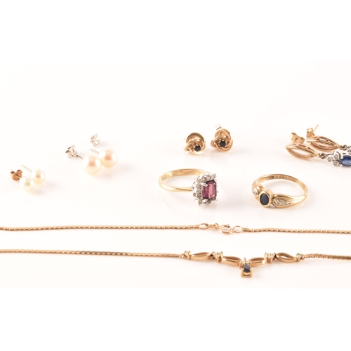 25 - A group of assorted jewellery to include a pair of 9ct yellow gold and sapphire studs, a pair of 9ct... 