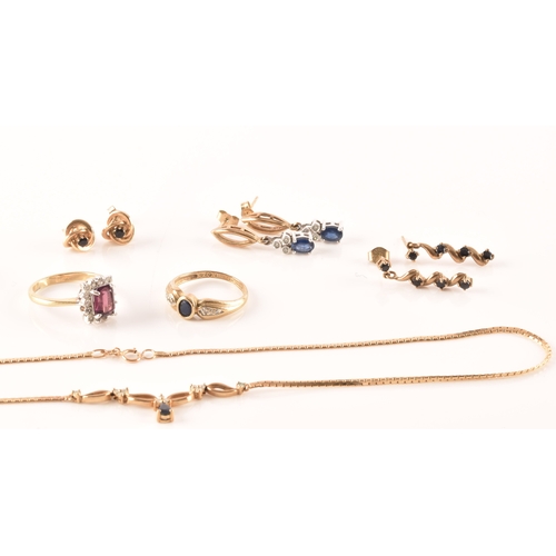 25 - A group of assorted jewellery to include a pair of 9ct yellow gold and sapphire studs, a pair of 9ct... 