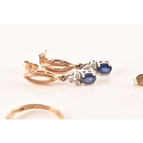 25 - A group of assorted jewellery to include a pair of 9ct yellow gold and sapphire studs, a pair of 9ct... 