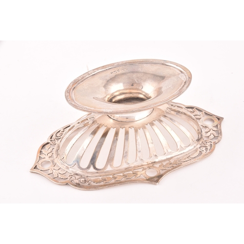 129 - A George V silver pierced bon bon dish, with footed pedestal base, hallmarked Sheffield 1911 by Jame... 