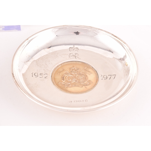 137 - Two Elizabeth II silver jubilee small dishes, hallmarked for London 1977 by S J Rose & Son, the ... 