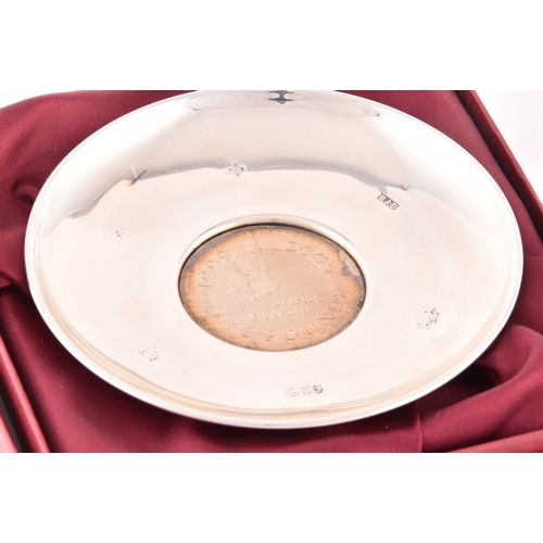 138 - An Elizabeth II silver coin dish, hallmarked London 1999 by Roberts & Dore, 10 cm diameter, 1.9 ... 