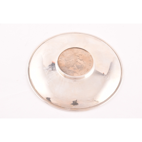 138 - An Elizabeth II silver coin dish, hallmarked London 1999 by Roberts & Dore, 10 cm diameter, 1.9 ... 