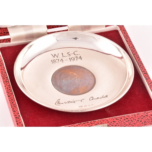 139 - A Elizabeth II Silver dish commemorating Sir Winston Churchill with engraved signature of Lady Churc... 