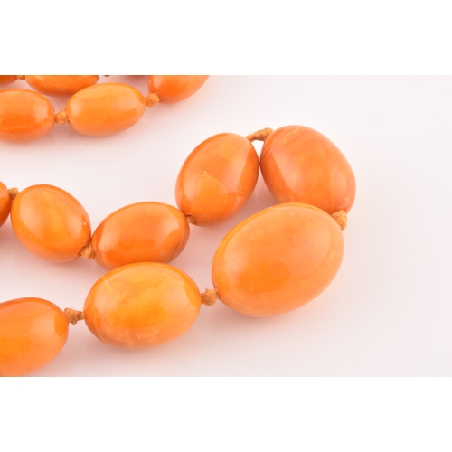 39 - A single row graduated oval amber bead necklace, approximately 12 x 7.5mm to 30 x 20 mm, strung plai... 