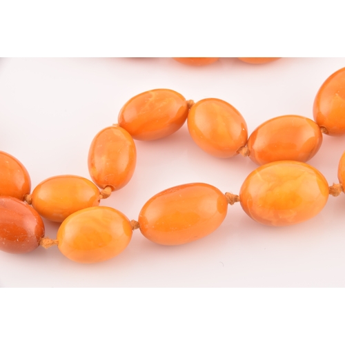 39 - A single row graduated oval amber bead necklace, approximately 12 x 7.5mm to 30 x 20 mm, strung plai... 