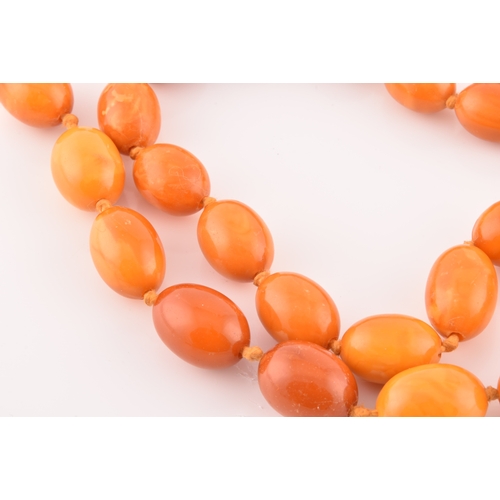 39 - A single row graduated oval amber bead necklace, approximately 12 x 7.5mm to 30 x 20 mm, strung plai... 