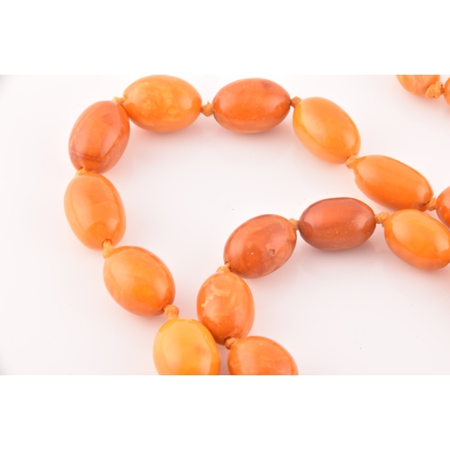 39 - A single row graduated oval amber bead necklace, approximately 12 x 7.5mm to 30 x 20 mm, strung plai... 