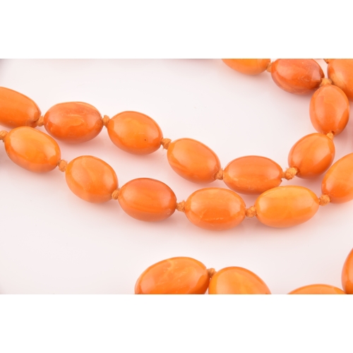 39 - A single row graduated oval amber bead necklace, approximately 12 x 7.5mm to 30 x 20 mm, strung plai... 