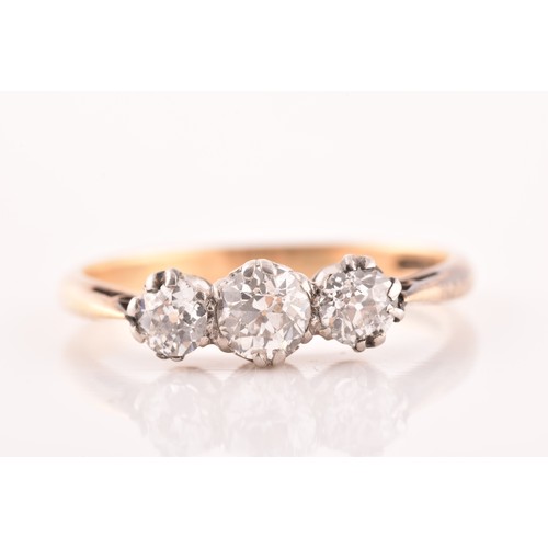 40 - A 18ct yellow gold and platinum three stone diamond ring, set with three round old cut diamonds, wit... 