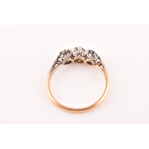 40 - A 18ct yellow gold and platinum three stone diamond ring, set with three round old cut diamonds, wit... 