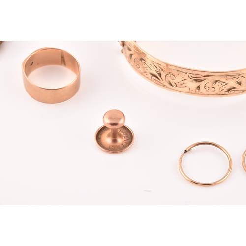 46 - A group of jewellery, including a 9ct gold band, a silver and pearl brooch, a pair of 9ct yellow gol... 