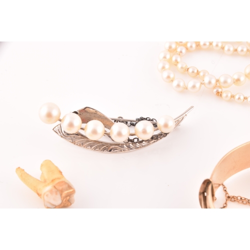 46 - A group of jewellery, including a 9ct gold band, a silver and pearl brooch, a pair of 9ct yellow gol... 