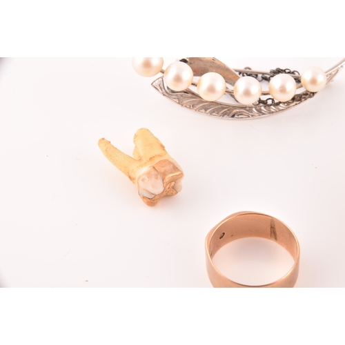 46 - A group of jewellery, including a 9ct gold band, a silver and pearl brooch, a pair of 9ct yellow gol... 