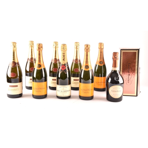 319 - A group of assorted alcohol, including four bottles of Codorniu champagne, a bottle of Moët Chandon ... 